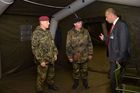 Generál Halbauer uprostřed se seznamuje s politickým poradcem Jiřím Juříkem