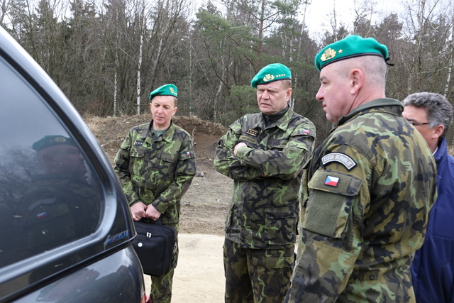 Generál Josef Bečvář při prohlídce vystavených vozů