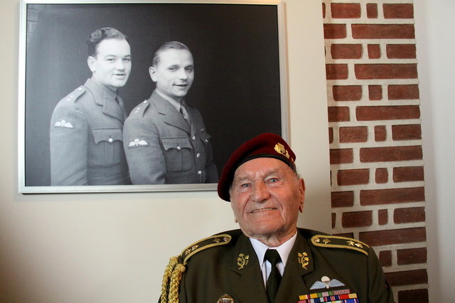 Generál Klemeš, na fotografii J. Kubiš a J. Gabčík