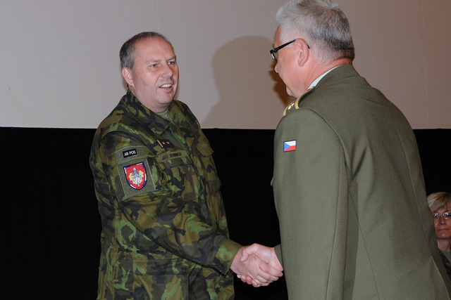 Generál Kožiak blahopřeje pplk.Simmerovi k ustanovení do funkce velitele CSTT