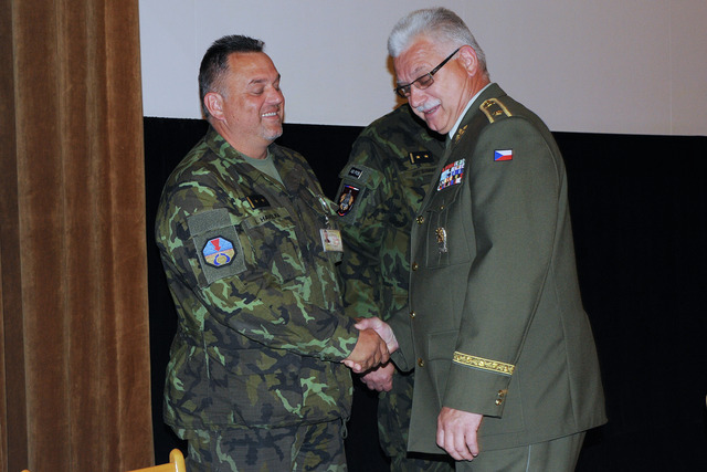 Generál Kožiak děkuje za práci odcházejícímu do zálohy pplk.Havelkovi