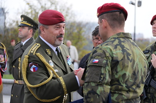 Generál Opata blahopřeje k předanému praporu