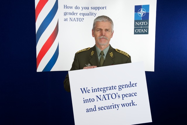 Generál Petr Pavel s cedulí  na podporu Pledge for Parity,