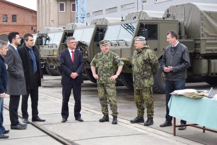Náměstek ministra Kuchta a generál Zůna před nově dodanými vozidly