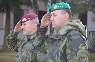 Generálmajor Miroslav Hlaváč a nový ředitel Agentury vojenského zdravotnictví plukovník Ladislav Šlechta