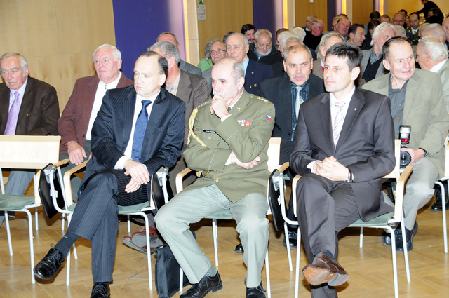 Generální sekretář Jan Vylita, ředitel ASC DUKLA plk. Jaroslav Priščák, náměstek Michael Hrbata a jubilanti armádního sportu Dukla