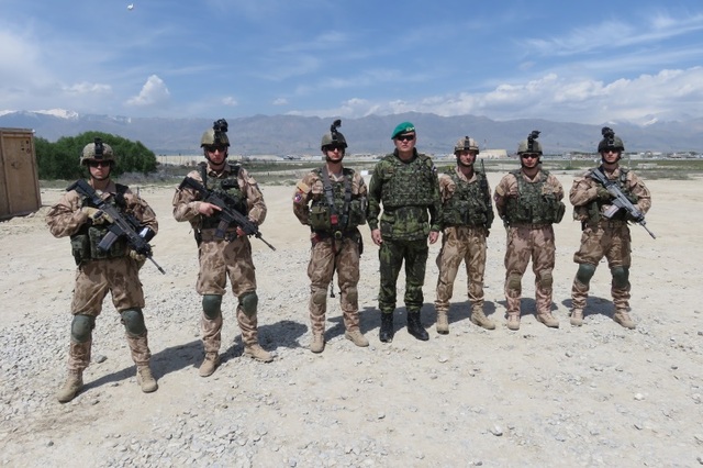 Generálporučík Bečvář s příslušníky 6. strážní roty