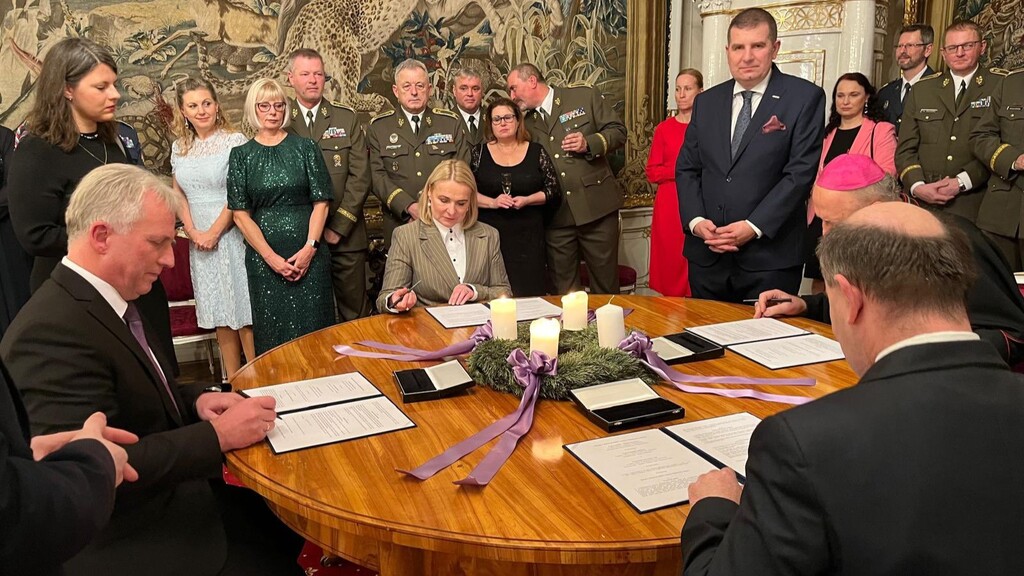 Ministryně obrany a zástupci církví podepsali novou dohodu o duchovní službě v resortu obrany