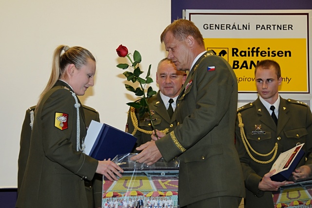 Generál Bečvář předal cenu vítězce ankety Sportovec Armády ČR.