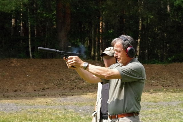 Glock 17 s tlumičem v rukou MO Martina Stropnického