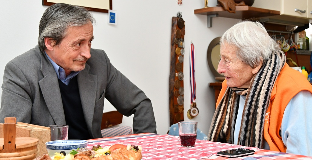 Ministr obrany si povídá s oslavenkyní Danou Zátopkovou