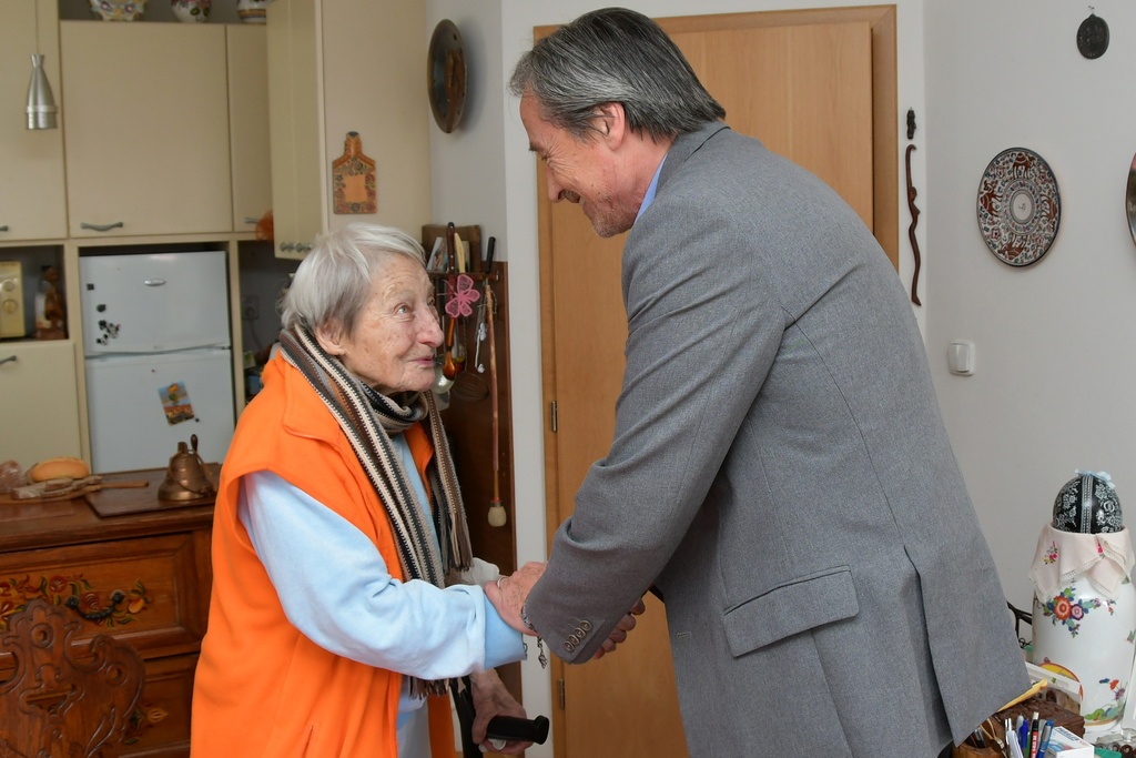 Ministr Martin Stropnický přišel gratulovat legendární oštěpařce Daně Zátopkové