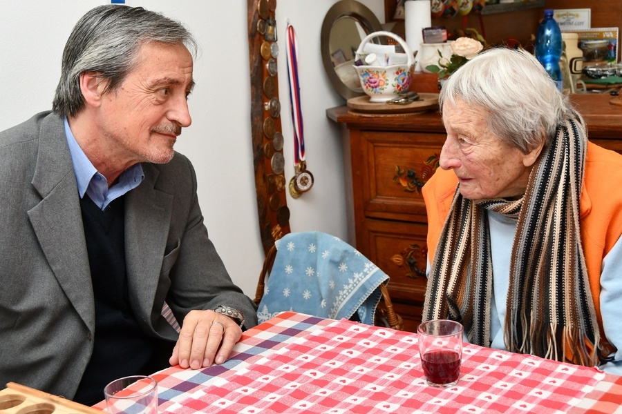 Ministr obrany Martin Stropnický gratuloval legendě Daně Zátopkové k 95. narozeninám