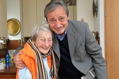 Ministr obrany Martin Stropnický gratuloval legendě Daně Zátopkové k 95. narozeninám