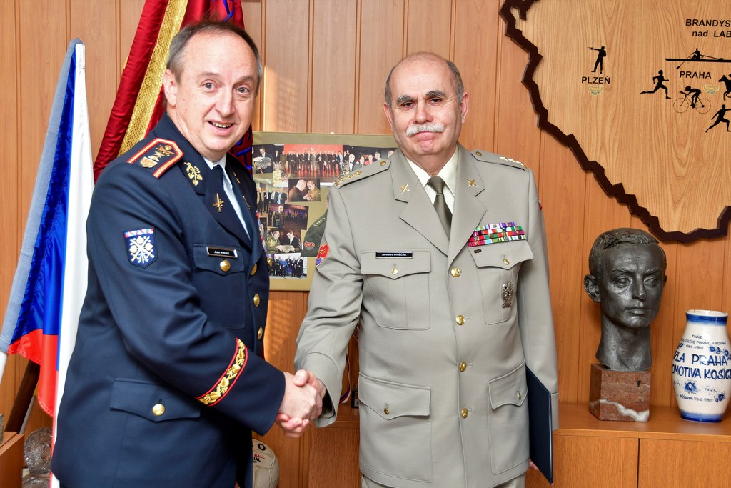 Gratulace generálmajora Kašeho řediteli ASC Dukla plukovníku Priščákovi a předání pamětního listu prezidenta republiky.