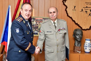 Gratulace generálmajora Kašeho řediteli ASC Dukla plukovníku Priščákovi a předání pamětního listu prezidenta republiky.