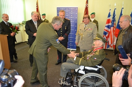 Válečný veterán Mikuláš Končický převzal jmenovací dekret do hodnosti generálporučíka