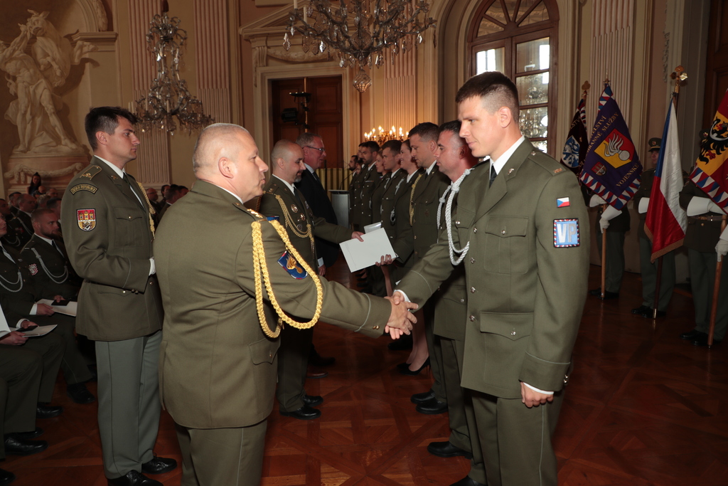 Gratulace náčelníka Vojenské policie absolventům Odborného základního kurzu Vojenské policie