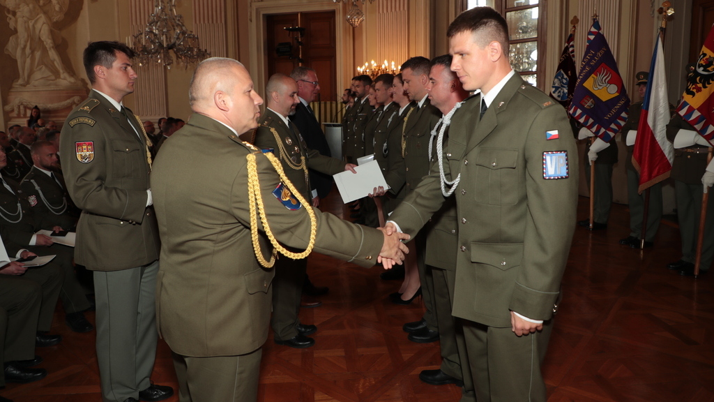 Absolventi Odborného základního kurzu. Vojenská policie má 49 nových členů