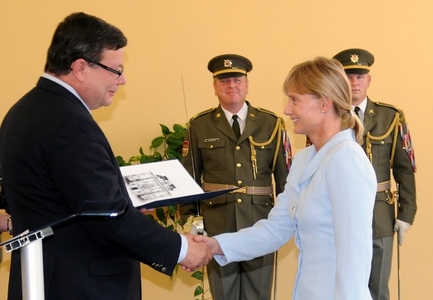Gratulaci ke čtvrtému místu převzala od ministra Vondry Štěpánka Hilgertová