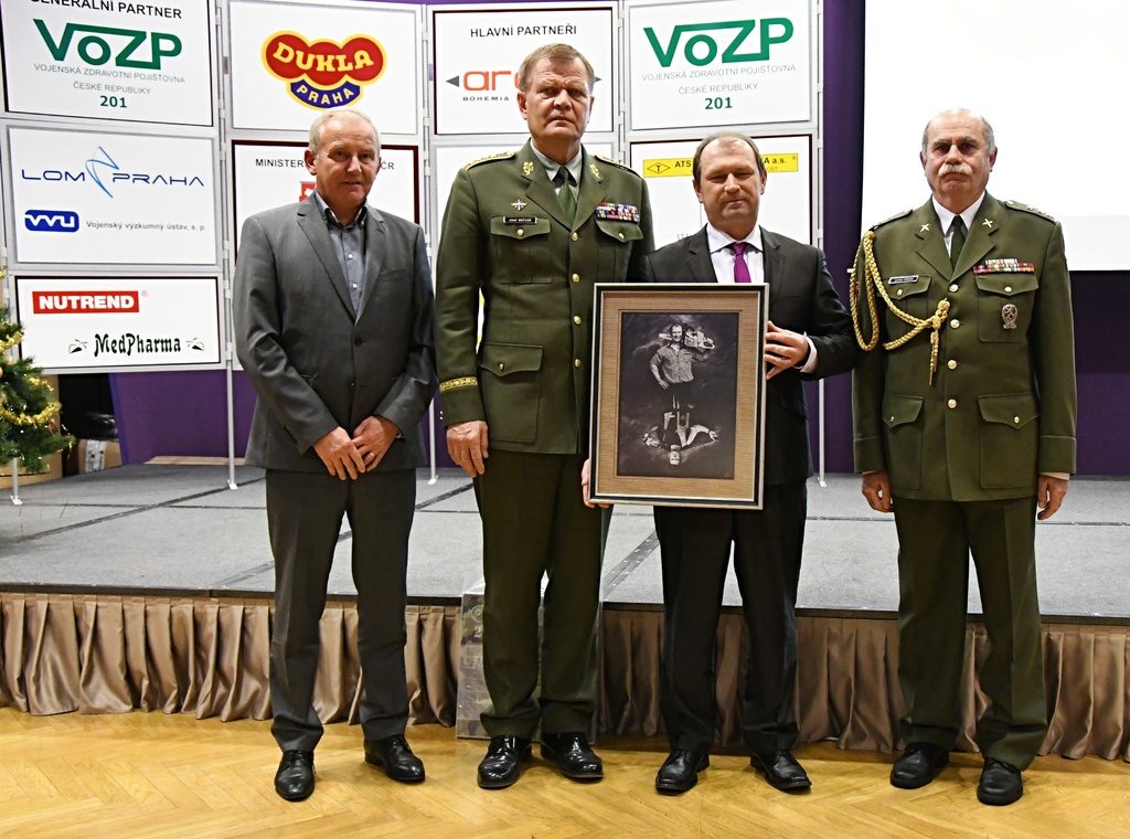 Gratulanti J. Diessl, gen. Bečvář a plk,. Priščák sport. střelci Janu Sychrovi k ukončení sportovní kariéry.