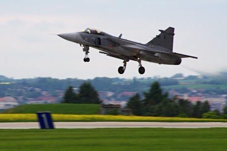 Gripen pilotován novým display pilotem kapitánem Ivo Kardošem