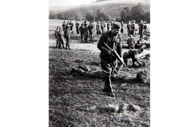 Střelecký výcvik, v popředí škpt. Alois Soldán