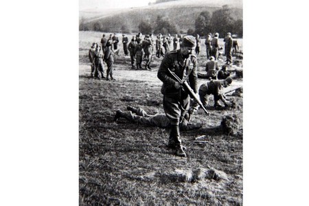 Střelecký výcvik, v popředí škpt. Alois Soldán