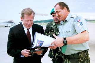 Václav Havel při setkání s vojáky.