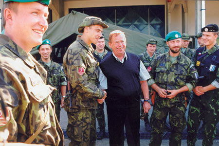 Václav Havel při setkání s vojáky.