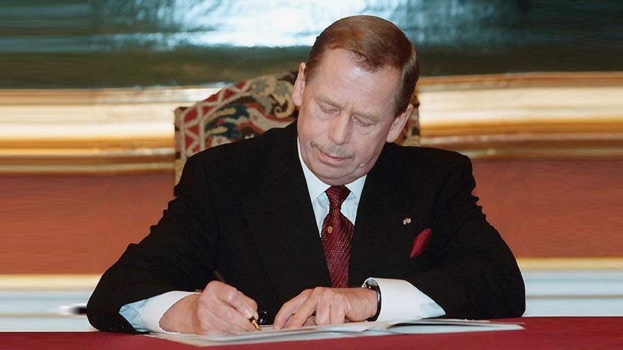 Osvědčení o účasti v protikomunistickém odboji získal bývalý prezident Havel 