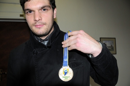 Házenkář Tomáš Petržala s medailí pro akademické mistry světa