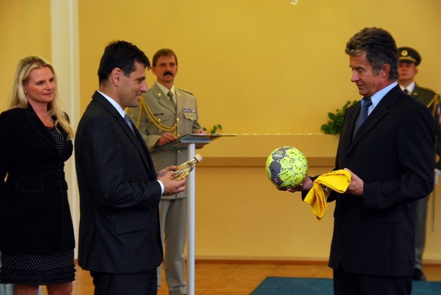 Házenkáři předali balon s podpisy všech hráčů a dres
