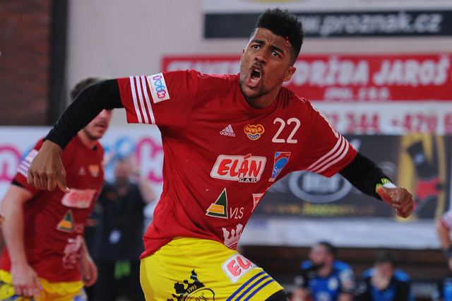 Dieudonne Mubenzem hraje i v české reprezentaci 