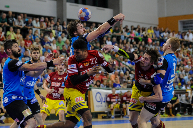 Jakub Sviták (9), Mubenzem (22) a Milan Kotrč (15) během finálového zápasu v Plzni