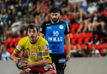 Je to Jakub Sviták při střelbě 7m hodu 