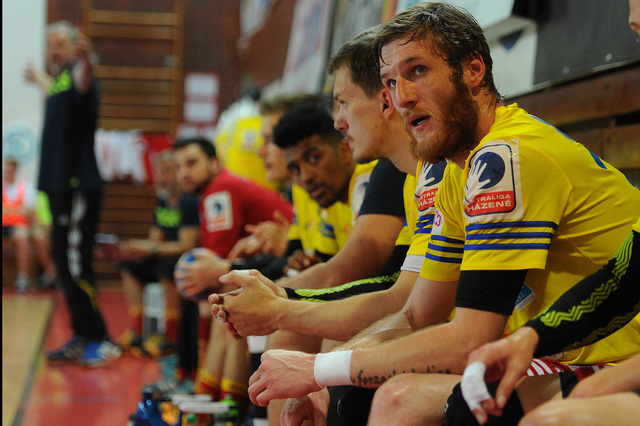 Střídačka Dukly během zápasu 