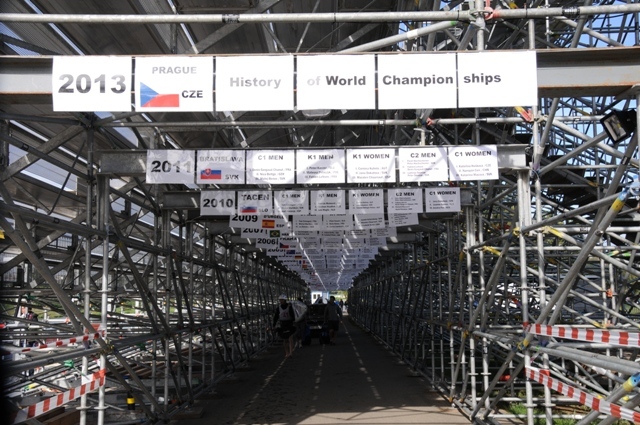 Historie MS vodního slalomu byla vystavena v průchodu tribuny