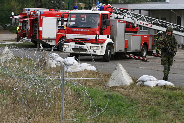 Hlídkující voják při hašení následků útoku
