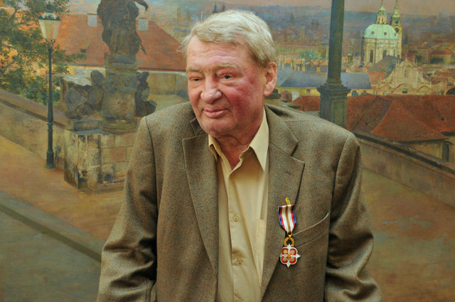 Hokejista Jaroslav Holík s vyznamenáním Zlaté lípy