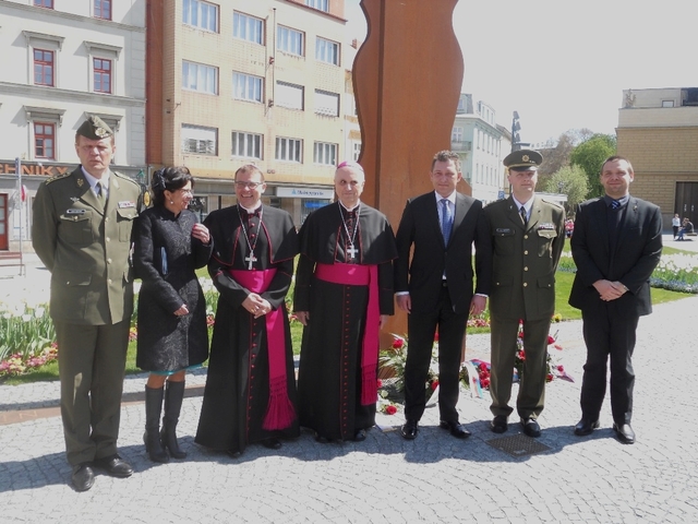 Biskup Mons. Tomáš Holub s genpor. Josefem Bečvářem a státním tajemníkem Petrem Vančurou u památniku gen. Pattona