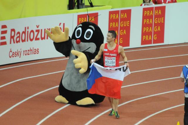 Jakub Holuša se o radost z vítězství podělil s maskotem šampionátu
