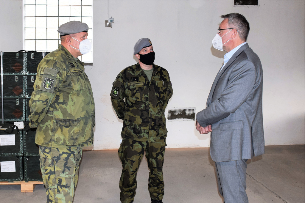 Ministr obrany v hostašovickém skladu