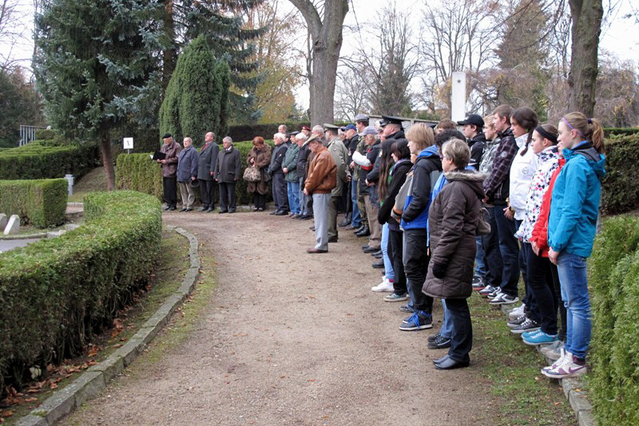 Hosté pietního aktu, v popředí žáci ZŠ Seifertova Jihlava