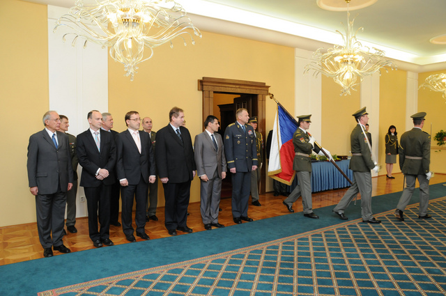 Hosté slavnostního ocenění, zleva: předseda ČOV M. Jirásek, gen.sekretář MO Jan Vylita, náměstci R. Blažek, L. Karásek, M. Hrbata a náčelník GŠ AČR gen. V. Picek