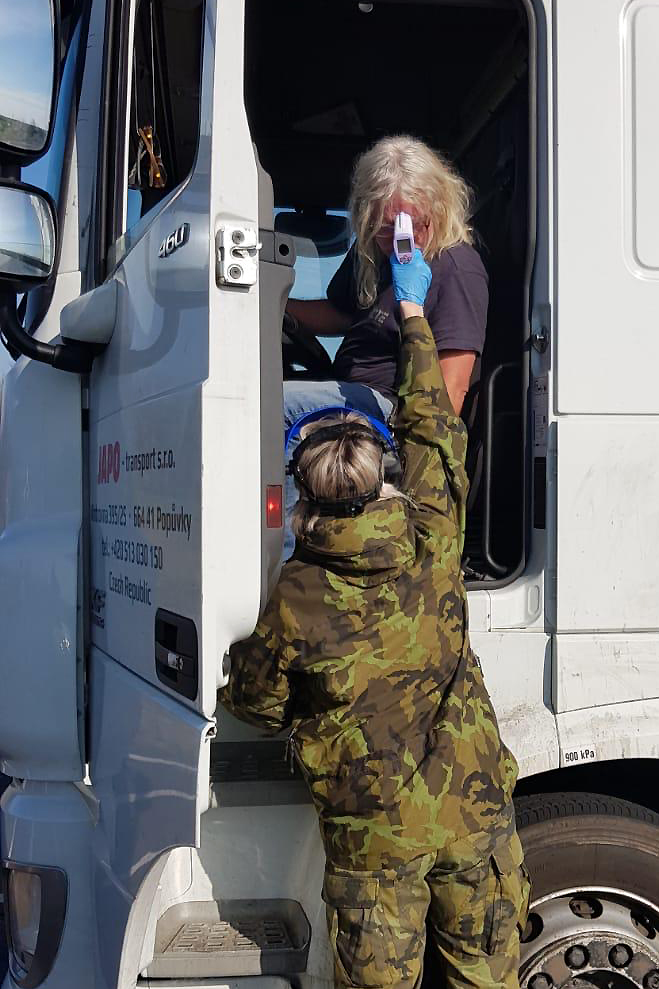 Měření teploty na hraničním přechodu Hatě.