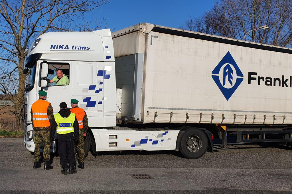 Pomoc vojáků na hraničním přechodu Krásný les.