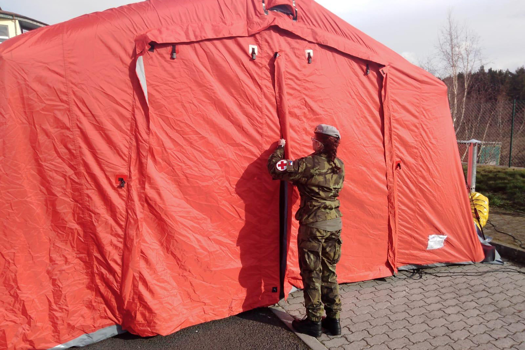 Na hraničním přechodu Pomezí má armáda stan a kontejner k vyšetření projíždějících.