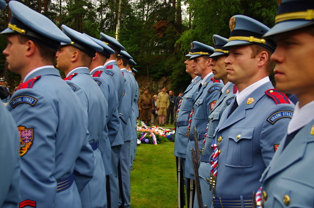 A čestnou jednotku tvořili i vojáci Hradní stráže