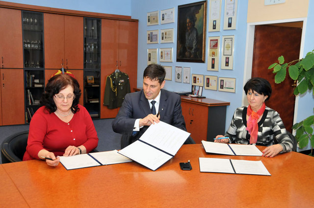 Signatáři si vyměňují jednotlivé výtisky k podepsání